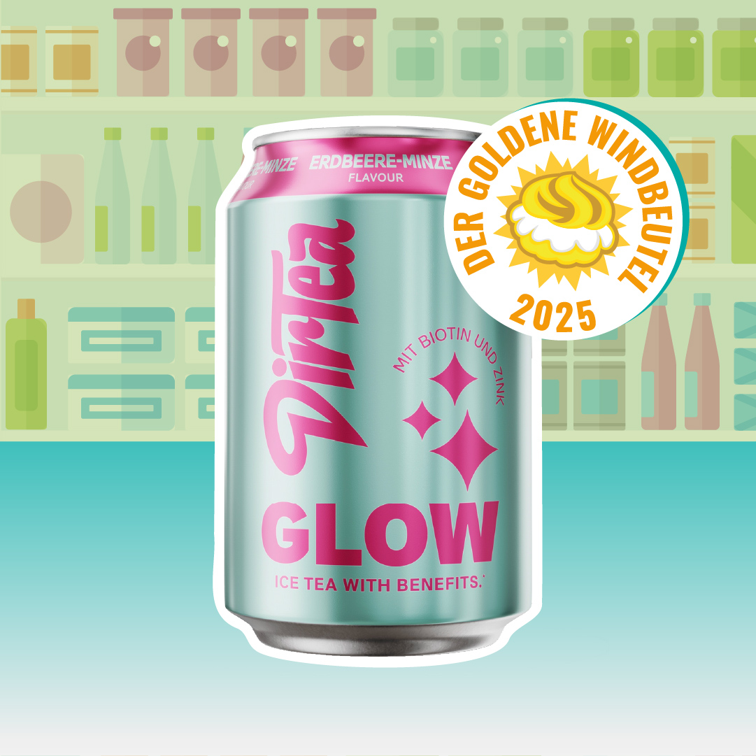 Türkisfarbene Getränkedose „DirTea Glow – Erdbeere Minze, Ice Tea with Benefits“ steht prominent im Vordergrund; rechts daneben das runde, gelb-weiße Negativ-preis-Siegel „Der Goldene Windbeutel 2025“. Hintergrund: stilisierte, pastellfarbene Supermarktregale.