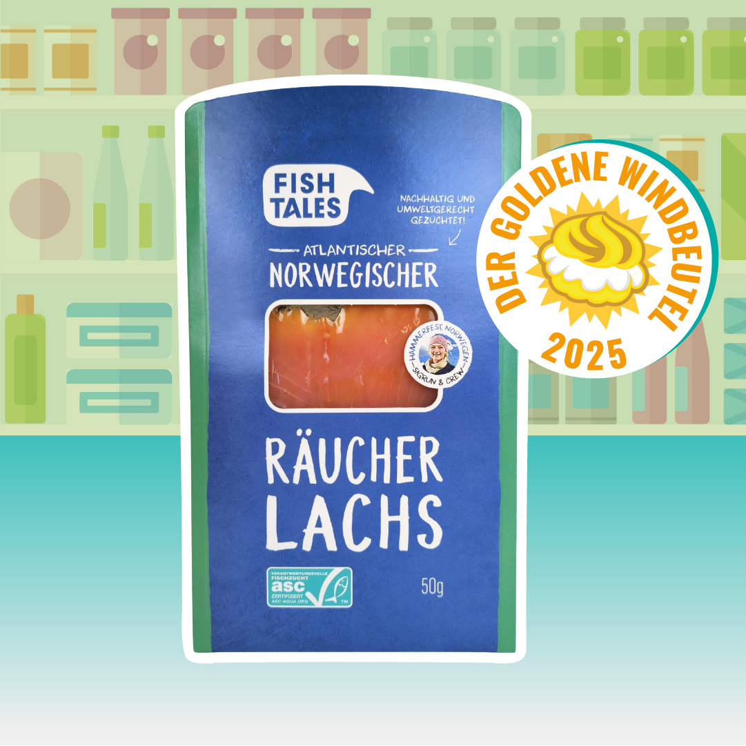 Blaue 50-g-Packung „Fish Tales – Atlantischer norwegischer Räucherlachs“ mit Sichtfenster; oben rechts überlagert das Siegel „Der Goldene Windbeutel 2025“. Im Hintergrund schematische Supermarktregale.
