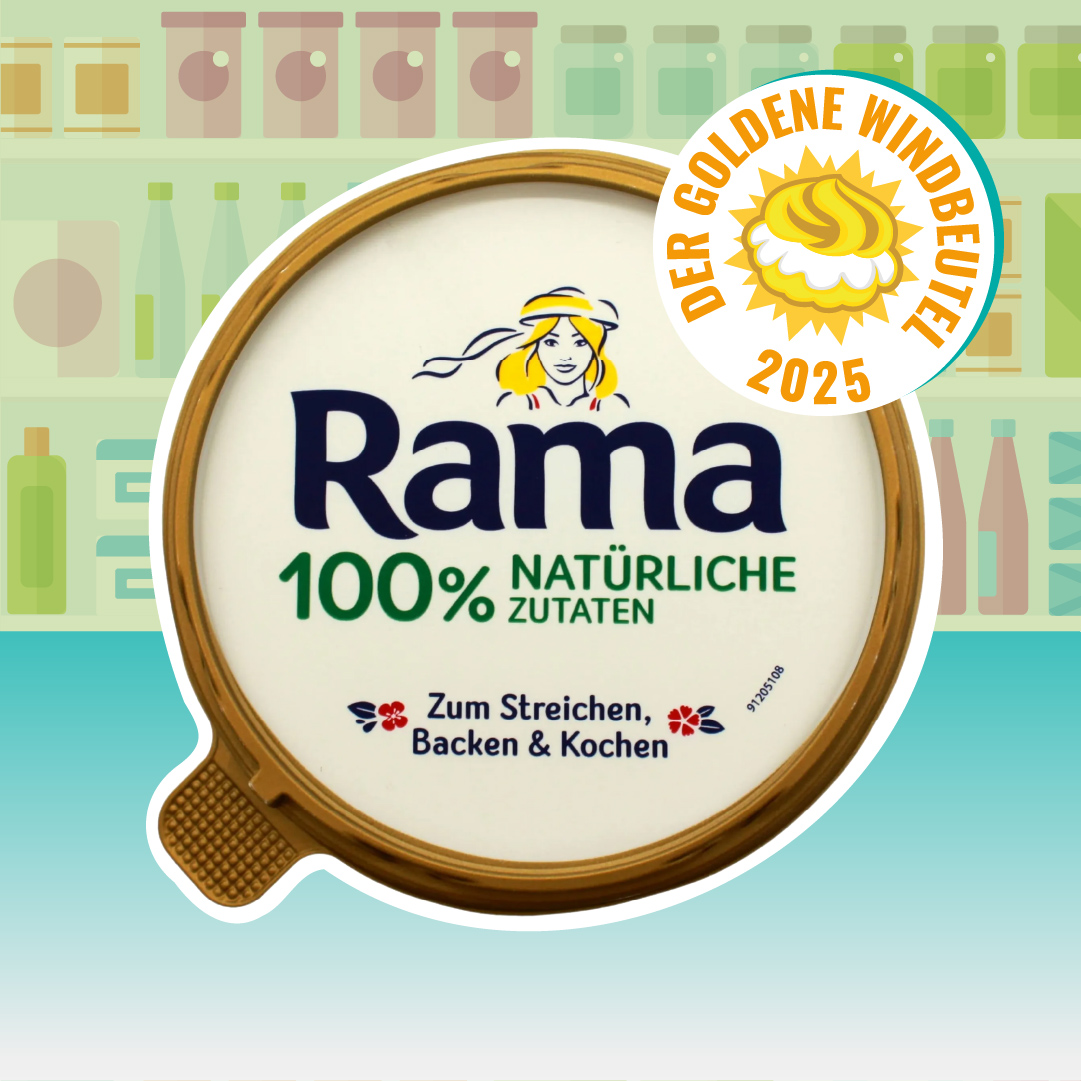 Deckel einer Rama-Margarine mit goldenem Rand, Aufdruck „Rama – 100 % natürliche Zutaten“ und Markenfigur; rechts oben überlappt das Siegel „Der Goldene Windbeutel 2025“. Dahinter eine pastellfarbene Regal-Grafik.