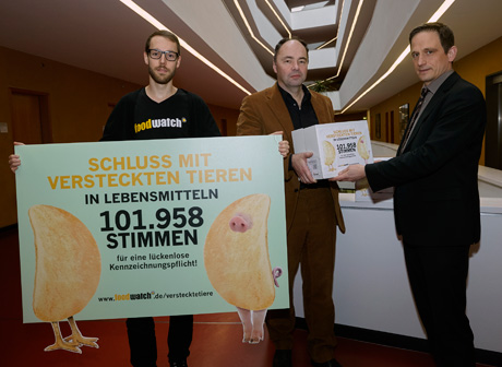 foodwatch übergibt mehr als 100.000 Unterschriften im Bundesernährungsministerium gegen versteckte Tiere