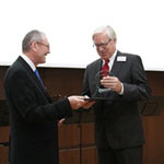Dr.med. Mark Schmid-Neuhaus, Mitglied des Kuratorium der Fairness-Stiftung, überreicht den Preis an foodwatch-Geschäftsführer Thilo Bode. Bild: Fairness-Stiftung