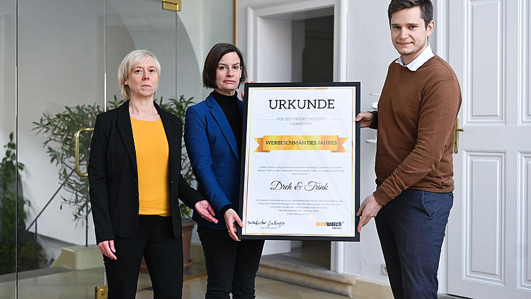 Foodwatch bei der Übergabe der Urkunde
