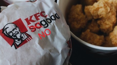 Bij KFC gaan dagelijks kilo's kip direct naar de vuilnisbak