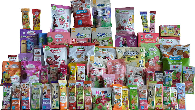 Gruppenbild vieler verschiedener Kindersnacks mit hohem Zuckergehalt