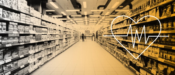Supermarktregale voller Lebensmittel die Zucker und Fett enthalten