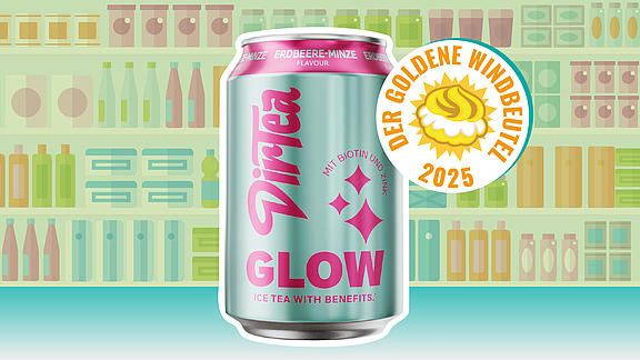 Türkisfarbene Getränkedose „DirTea Glow – Erdbeere Minze, Ice Tea with Benefits“ steht prominent im Vordergrund; rechts daneben das runde, gelb-weiße Negativ-preis-Siegel „Der Goldene Windbeutel 2025“. Hintergrund: stilisierte, pastellfarbene Supermarktregale.