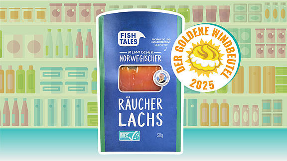 Blaue 50-g-Packung „Fish Tales – Atlantischer norwegischer Räucherlachs“ mit Sichtfenster; oben rechts überlagert das Siegel „Der Goldene Windbeutel 2025“. Im Hintergrund schematische Supermarktregale.