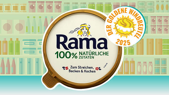 Deckel einer Rama-Margarine mit goldenem Rand, Aufdruck „Rama – 100 % natürliche Zutaten“ und Markenfigur; rechts oben überlappt das Siegel „Der Goldene Windbeutel 2025“. Dahinter eine pastellfarbene Regal-Grafik.