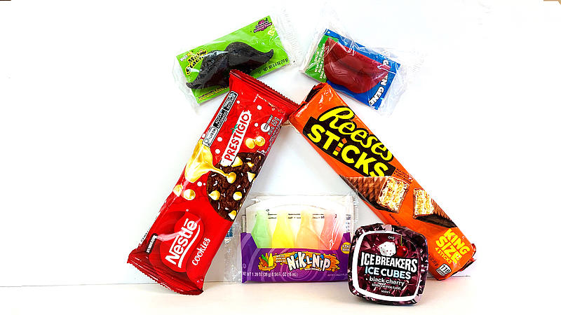 Produkte wie Chips, Fertigsnacks und Süßigkeiten mit englischer Beschriftung. Im Fokus stehen Inhaltsstoffe wie BHT und TBHQ – synthetische Antioxidantien, die in der Zutatenliste auftauchen und gesundheitlich bedenklich sein können.