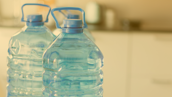 Nestle Mineralwasserflaschen stehen auf dem Tisch in einer Küche