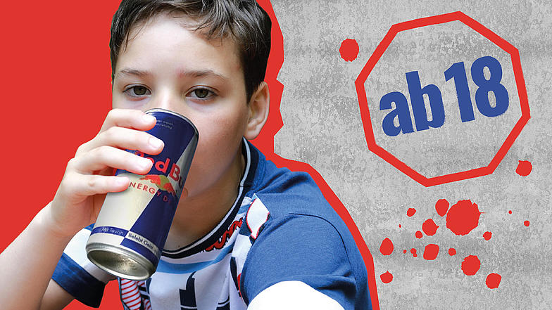 Junge trinkt Energy Drink aus Redbull Dose auf farbigem Hintergrund