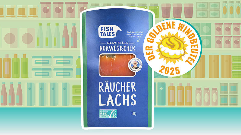 Blaue 50-g-Packung „Fish Tales – Atlantischer norwegischer Räucherlachs“ mit Sichtfenster; oben rechts überlagert das Siegel „Der Goldene Windbeutel 2025“. Im Hintergrund schematische Supermarktregale.