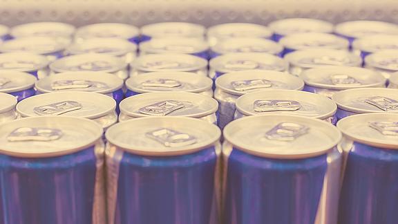 Nahaufnahme von Energydrink-Dosen