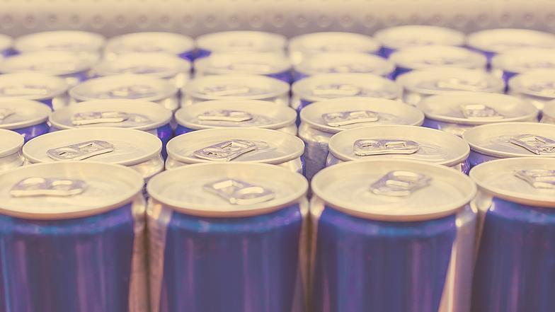 Nahaufnahme von Energydrink-Dosen