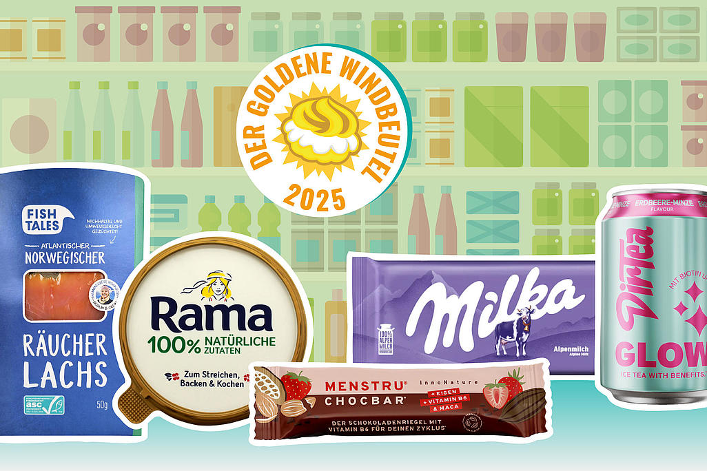 Fünf nominierte Produkte vor einer Grafik mit Supermarktregalen: links Packung „Fish Tales Räucherlachs“, mittig Rama-Deckel, Milka Alpenmilch-Tafel und „Menstru Chocbar“, rechts DirTea-Dose; über allen das runde Siegel „Der Goldene Windbeutel 2025“.