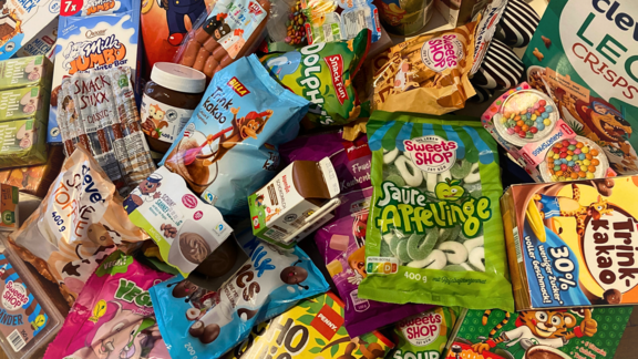 Viele Süßigkeiten mit Kindermarketing