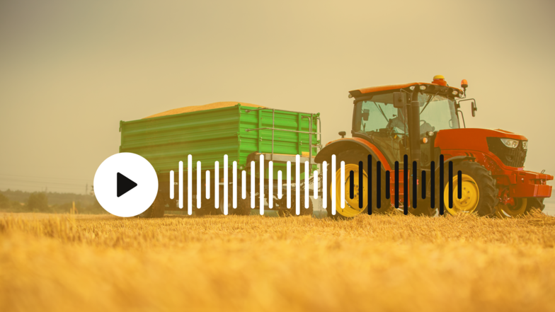 Foto von einem Traktor auf einem Feld mit einem Play-Button im Vordergrund